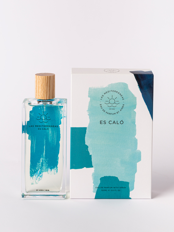 Perfume "Es Caló" de Ainea perfums. Frasco al lado de la caja con fondo blanco.