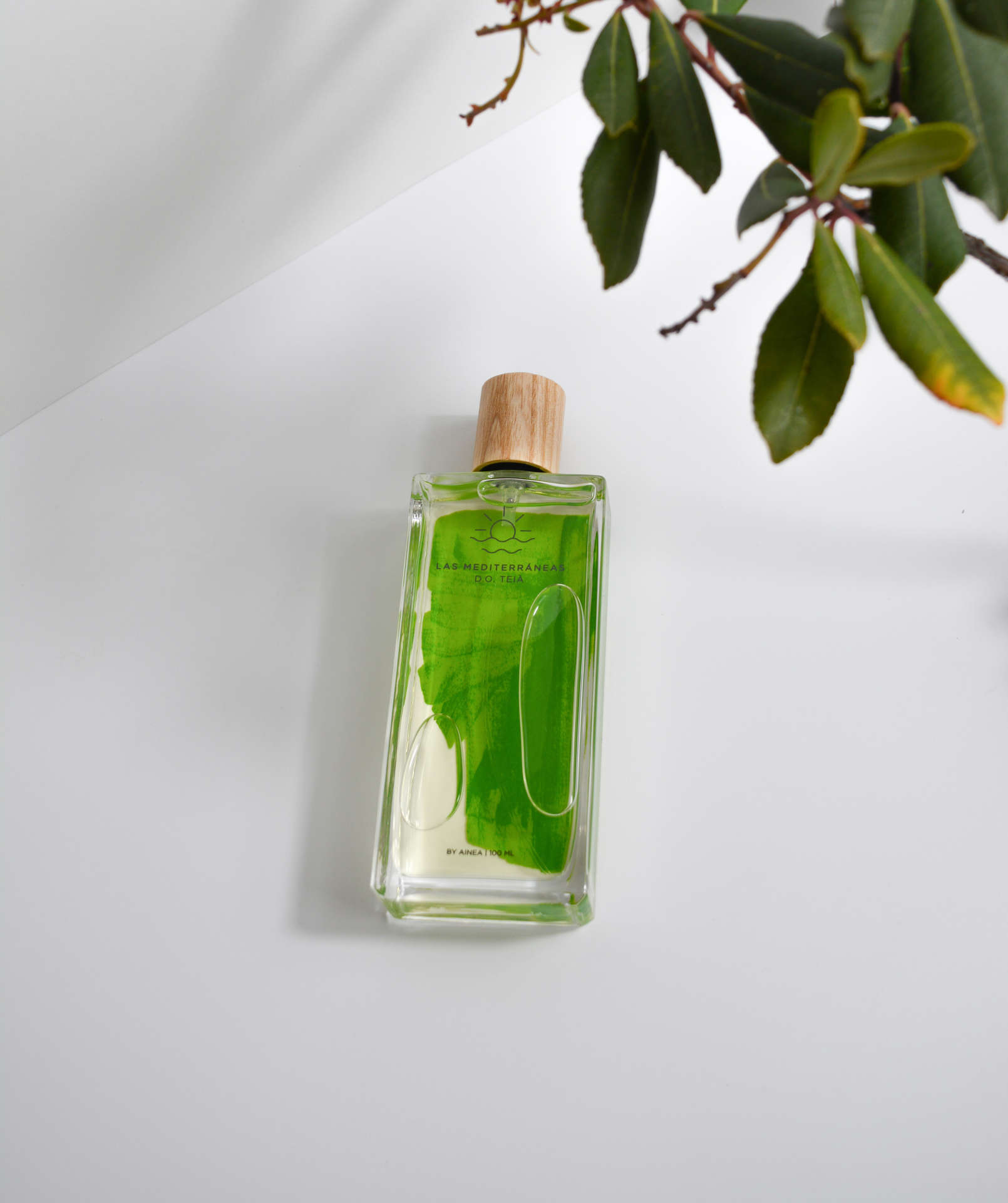 Imagen del perfume DO Teià de Ainea perfums tumbado en fondo blanco.