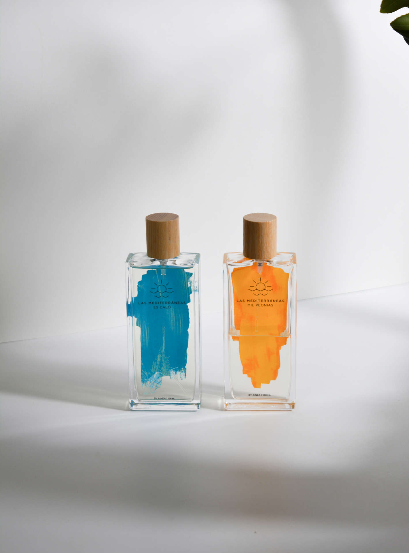 Perfumes "Es caló" y "Mil Peonias" de la colección "Las Mediterráneas" con fondo blanco y sombras.