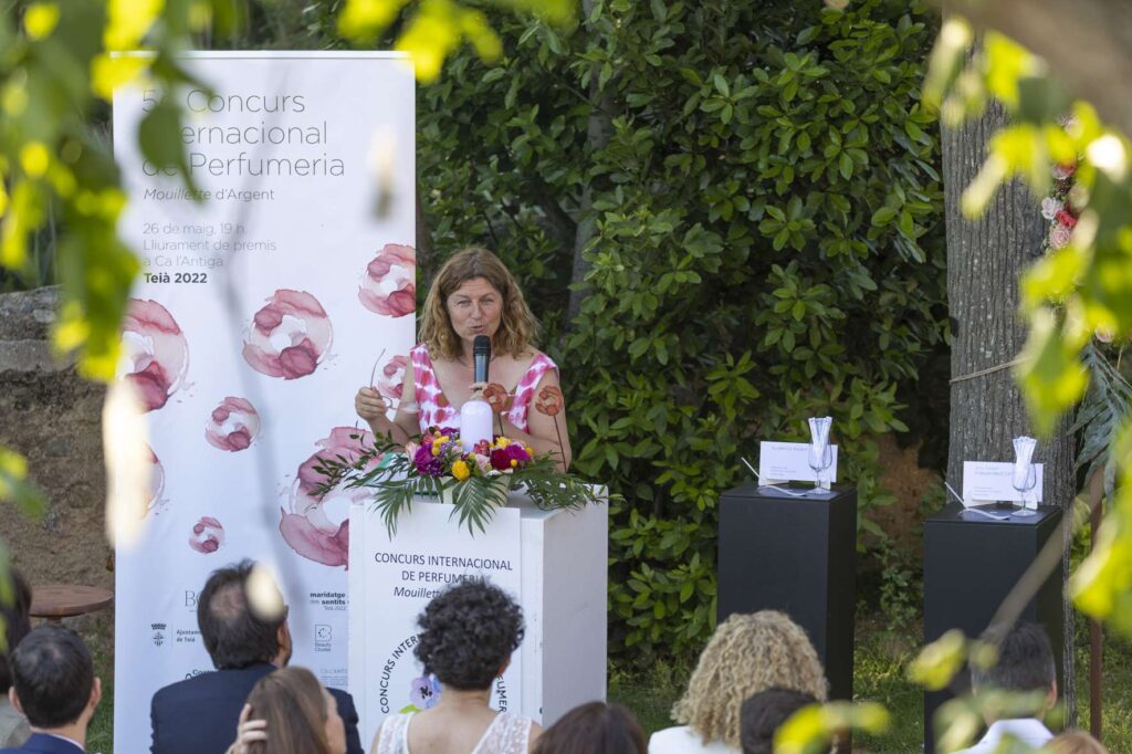 La perfumista y fundadora de Ainea dando un discurso en la entrega de premios del 5º Concurso Internacional de Perfumería Mouillette d'Argent