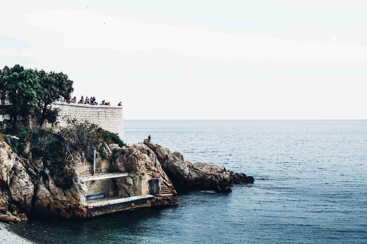Mirador encima de una roca a pocos metros del mar en Sicilia